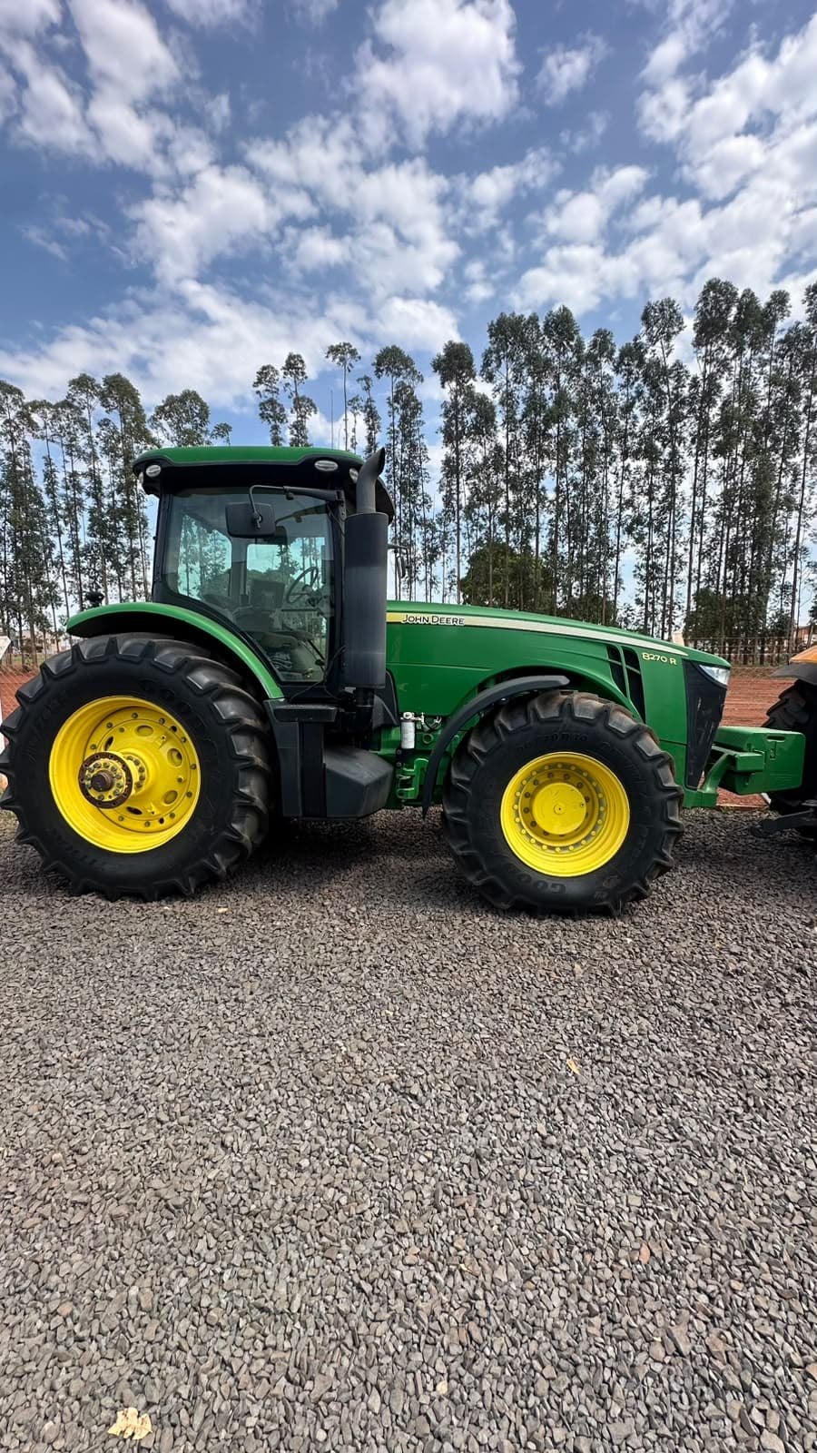 Trator John Deere 8R 270 2022 4x4 Cabinado c/ GPS (4.400h)