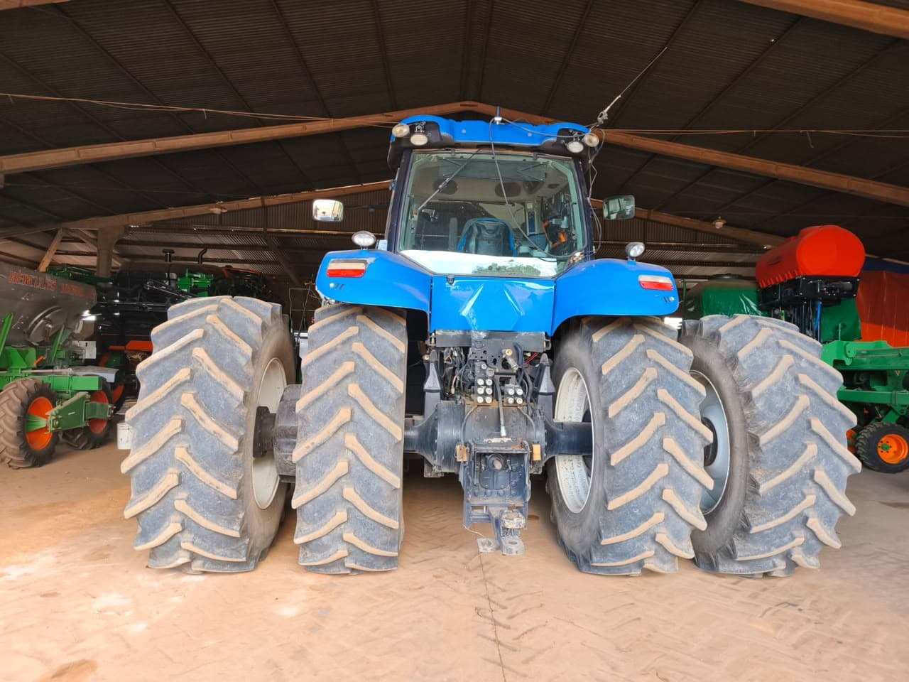 Trator Agrícola New Holland T8.385 385 cv 4x4 Cabinado (2015) – GPS